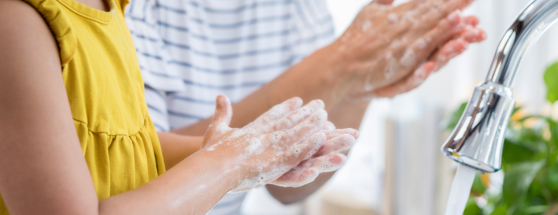 برای محافظت از کرونا بهتر است شستن دست های خود را با کودکان انجام دهید