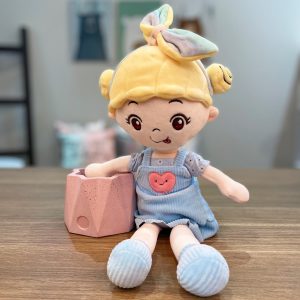 عروسک دخترک پاپیون بر سر کوچک