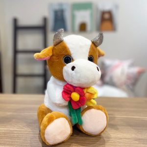 عروسک گاو گل به دست