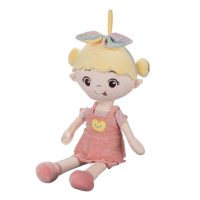 عروسک دخترک پاپیون بر سر