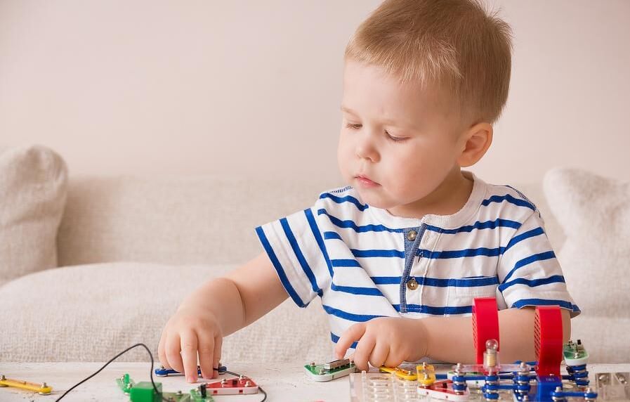 انتخاب صحیح اسباب بازی برای کودکان برای ایمنی بیشتر کودک و جلوگیری از خطرات