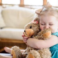 دلایل وابستگی کودک به عروسک و اسباب بازی