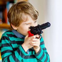 خرید اسباب بازی های جنگی چه تاثیری بر رفتار کودک دارد؟