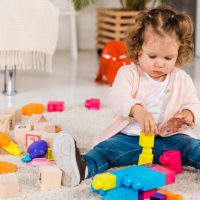اسباب بازی های پولیشی و پارچه ای و همچنین پازل های ساده بهترین اسباب بازی برای کودک زیر ۲ سال هستند